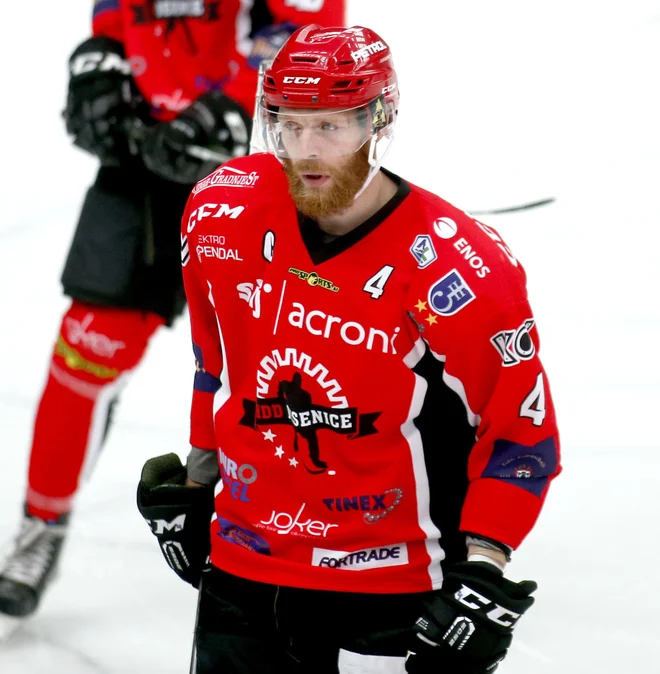 Pred Andrejem Tavžljem, kapetanom Jesenic, in soigralci bo jutri zahtevna naloga v Salzburgu,. FOTO: Roman Šipić/Delo