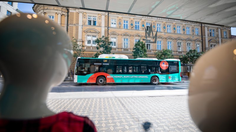 Fotografija: Za 33 novih avtobusov in električnega kavalirja so na MOL in v LPP skupaj odšteli 9,3 milijona evrov (z DDV).
Foto Blaž Pogačar