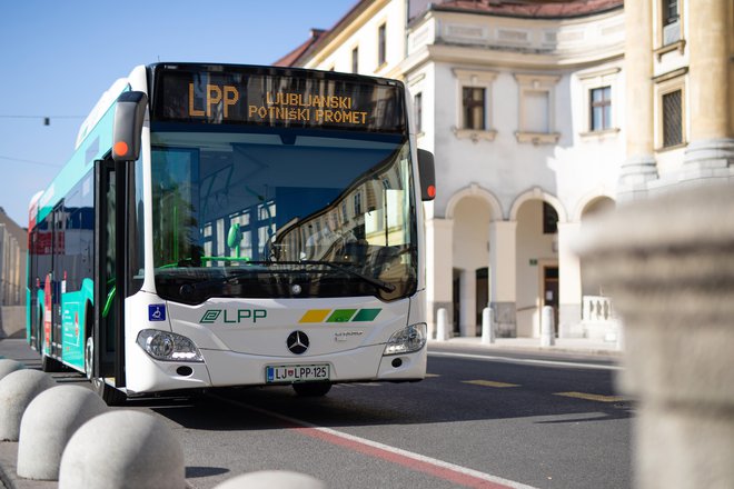 Novi avtobusi LPP se že dobra dva meseca vozijo po ljubljanskih in primestnih ulicah. Foto Blaž Pogačar