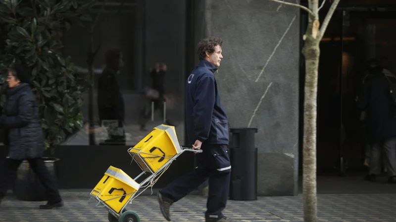 Fotografija: Od sklenitve dogovora je Pošta Slovenije število zaposlenih v poštnem prometu od načrtovanih 312 do danes povečala za 231. Foto Leon Vidic/Delo
