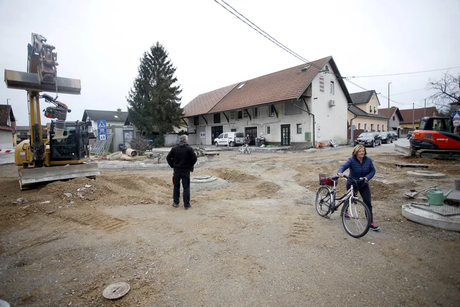 Popolna zapora pri križišču Savlje-Saveljska cesta naj bi trajala do 8.novembra, koliko bodo za dela plačali pa na MOL ne razkrivajo. FOTO: Roman Šipić