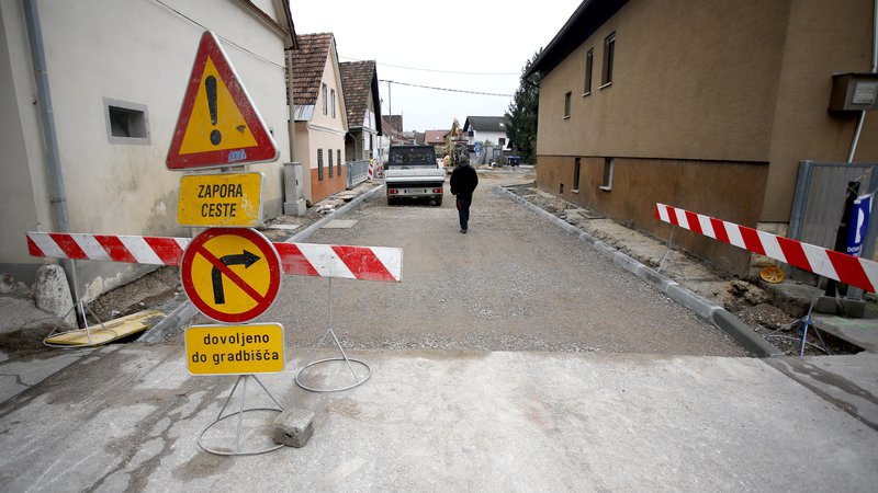 Fotografija: V Savljah se gradi kanalizacijsko omrežje v okviru projekta "Čisto zate", dela pa izvajajo delavci Komunalne gradnje Grosuplje. FOTO: Roman Šipić
