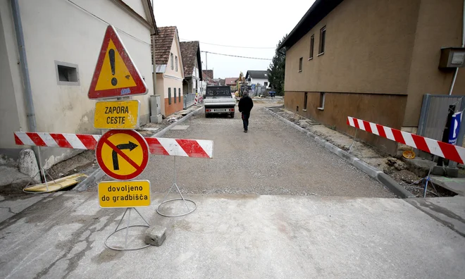 V Savljah se gradi kanalizacijsko omrežje v okviru projekta &quot;Čisto zate&quot;, dela pa izvajajo delavci Komunalne gradnje Grosuplje. FOTO: Roman Šipić