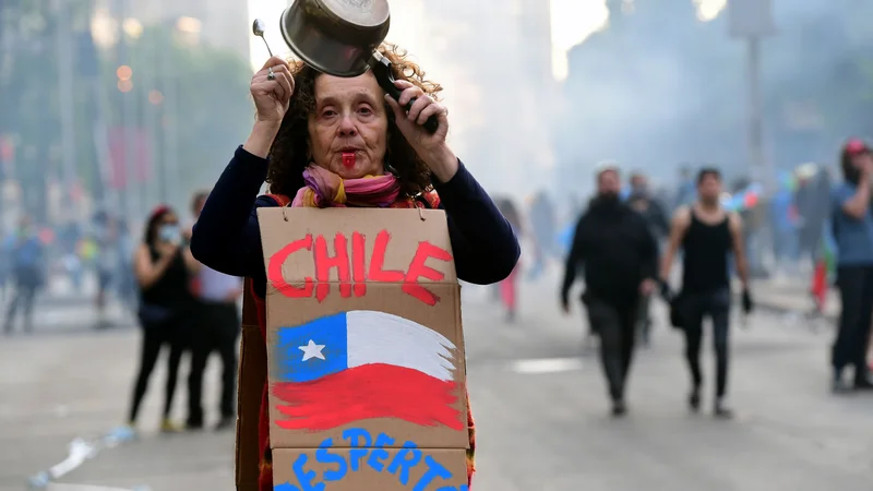 Fotografija: Protestniki vztrajajo na ulicah Čila. Zahtevajo odstop predsednika Piñere. FOTO: Martin Bernetti/AFP