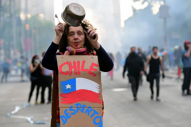Protestniki vztrajajo na ulicah Čila. Zahtevajo odstop predsednika Piñere. FOTO: Martin Bernetti/AFP