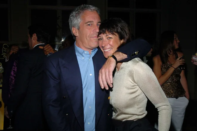 Jeffrey Epstein in Ghislaine Maxwell na eni od številnih zabav. FOTOGRAFIJE GETTY IMAGES Foto Getty