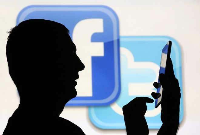 Facebook se bori proti lažnim novicam, vendar pa plačanih političnih oglasov ne namerava izpustiti iz rok. FOTO: Dado Ruvic/Reuters