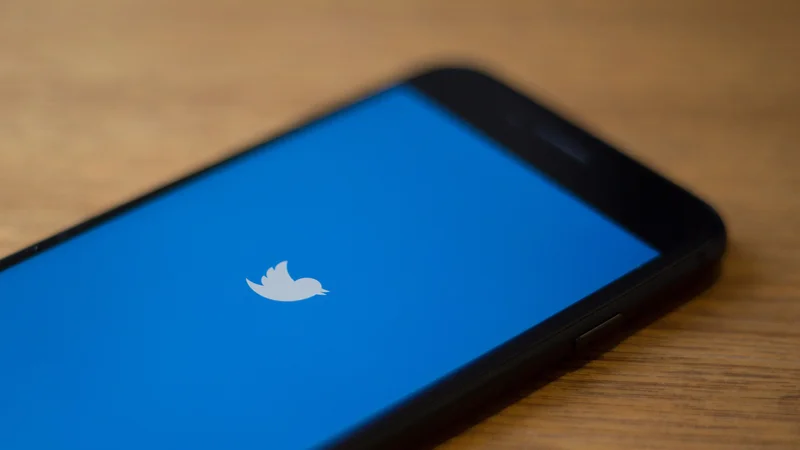 Fotografija: Twitterjev znak na prenosnem telefonu. Foto Alastair Pike Afp