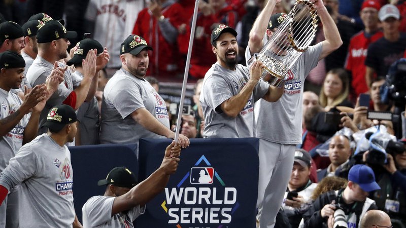 Fotografija: Washington Nationals je po razburljivi finalni seriji in še četrti zmagi v gosteh v Houstonu prišel do prvega naslova ameriškega prvaka v bejzbolu. FOTO: AFP