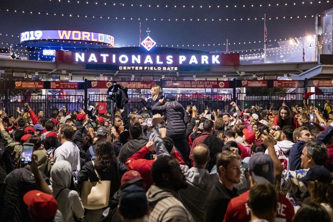 Na tisoče navijačev v Washingtonu je zadnji dvoboj prek velikih zaslonov spremljalo in si po veliki zmagi dalo duška. FOTO: AFP