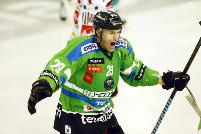 SŽ Olimpija je v Tivoliju v alpski ligi dosegla že šesto zaporedno zmago. Anže Ropret je pri zmagi proti Fassi zabil dva gola. FOTO: Uroš Hočevar/Delo