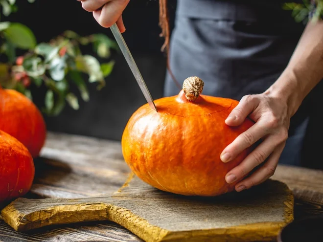 Bučo razrežemo, olupimo, odstranimo peške in meso razrežemo na koščke. FOTO: Shutterstock
