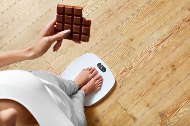 Zdravstvenih razlogov zprehranska pri­poročila je veliko, med pomembne sodijo vsekakor podatki iz znanstvenih raziskav, da velik prehranski vnos nasičenih maščob v telesu po­vzroča vnetje. Foto: Shutterstock