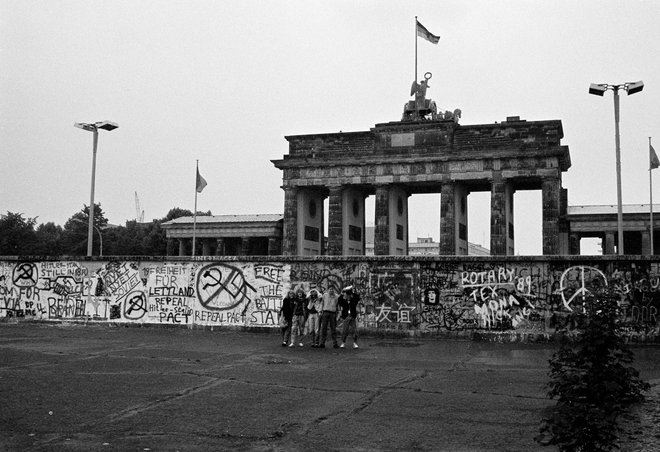 Berlinski zid pred Brandenburškimi vrati. Slika je bila posneta 6. junija 1989. FOTO: Fabrizio Bensch/Reuters