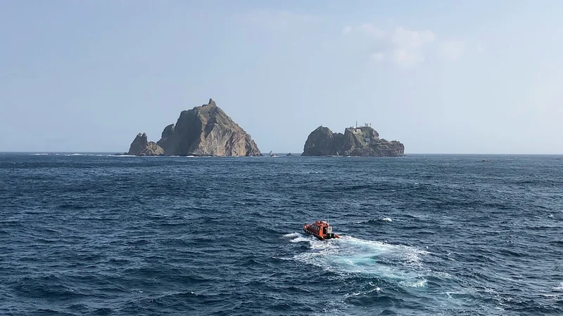 Fotografija: Helikopter naj bi strmoglavil le par minut po vzletu z otočja, ki ga v Južni Koreji imenujejo Dokdo, na japonskem pa Takeshima. FOTO: Handout/Afp