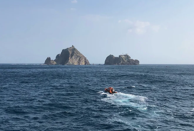 Helikopter naj bi strmoglavil le par minut po vzletu z otočja, ki ga v Južni Koreji imenujejo Dokdo, na japonskem pa Takeshima. FOTO: Handout/Afp