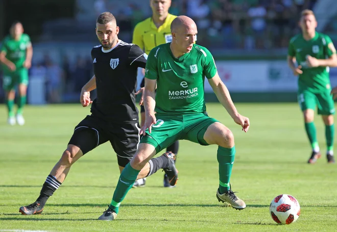 Soboški osrednji mož v zvezni vrsti Nino Kouter in ljubljanski adut Tomislav Tomić bosta narekovala ritem Mure in Olimpije v polni Fazaneriji. FOTO: Tadej Regent/Delo