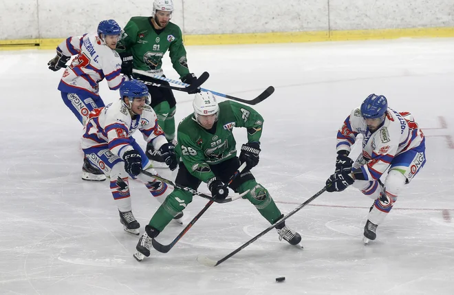 Hokejisti Olimpije proti Fassi občinsta niso navdušili z igro, so pa zanesljivo osvojili nove točke. FOTO: Blaž Samec/Delo