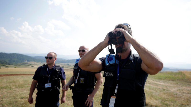 Fotografija: Frontex je doslej za nadzor meja »najemal« pripadnike policije držav EU, zdaj pa oblikuje svoje enote in je zanje že objavil razpis. Foto Reuters
