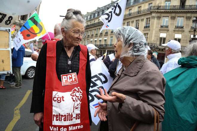 Pokojninska reforma je tema, pri kateri, kot je dejal francoski predsednik v nedavnem intervjuju za <em>RTL</em>, ne bo popuščanja. V nekaterih sindikalnih centralah že pripravljajo stavko za 5. december. FOTO: AFP