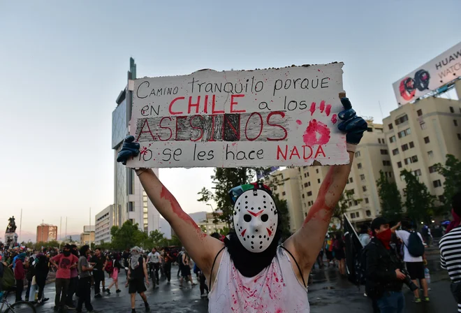 Protesti se v Santiagu v Čilu nadaljujejo. FOTO: Martin Bernetti/AFP