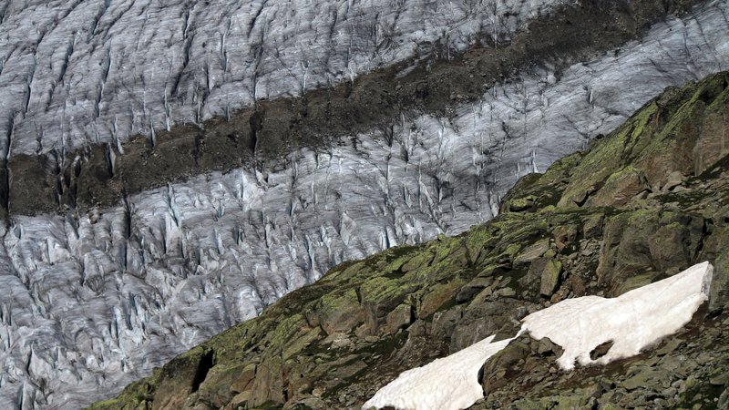 Fotografija: Podnebna konferenca, na kateri naj bi svetovni politiki sprejeli konkretnejše zaveze za uresničevanje pariškega sporazuma, bo v Madridu. (Na fotografiji je sicer švicarski ledenik Aletsch, ki ima po prepričanju znanstvenikov temno prihodnost. Po najhujšem scenariju bo od njega ob koncu stoletja ostalo le še nekaj zaplat ledu.) FOTO: Catherine Muzolf Reuters