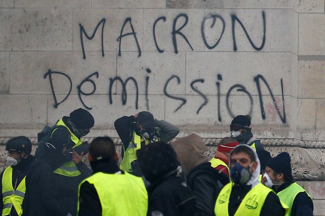 Macron s politiko močno vznemirja javnost in je po letih precejšnje državljanske anemičnosti »vrnil« na ulice proteste FOTO: Stephane Mahe/Reuters
