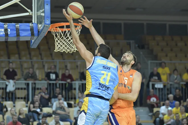 Mirza Begić (desno) je prejšnji konec tedna znova okusil poraz v Kopru, drevi bo gostil Cedevito Olimpijo. FOTO: ABA