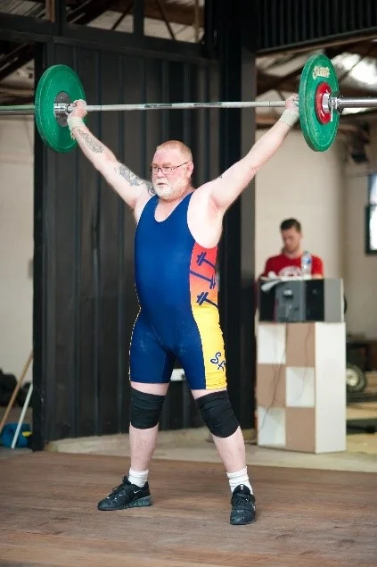 Olimpijsko dvigovanje uteži je dinamičen šport primeren za vse ljudi ne glede na spol in starost. 