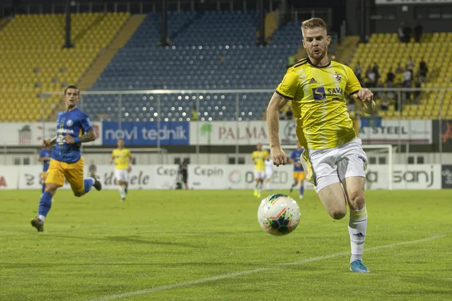 V Sp. Šiški Rudija Požega Vancaša ne čaka najboljše igrišče za igro v širino. FOTO: Voranc Vogel/Delo