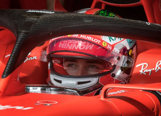 Charles Leclerc želi ostati na tretjem mestu pred moštvenim tekmecem v ferrariju Sebastianom Vettlom. FOTO: AFP