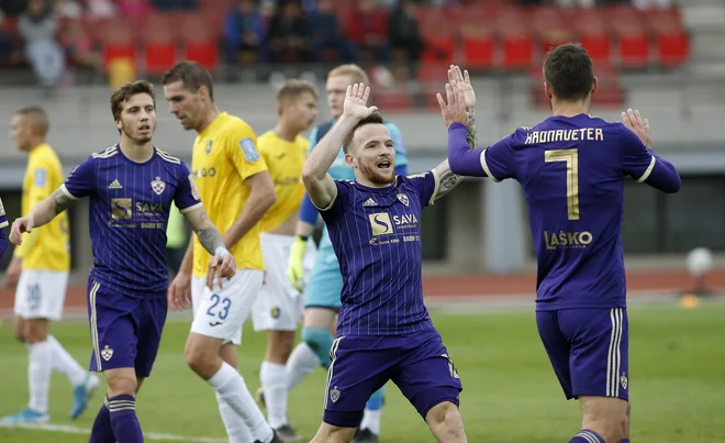 Mariborčani so bili vse prej kot šampionski, a v Sp. Šiški so le prišli do načrtovane zmage. Dino Hotić (v sredini) in Rok Kronaveter sta izpeljala akcijo za edini gol na tekmi. FOTO: Blaž Samec/Delo