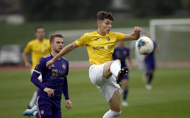 Mladi Šiškar Žan Trontelj je ugajal, a je z izgubljeno žogo naredil tudi usodno napako za mariborski gol. FOTO: Blaž Samec/Delo