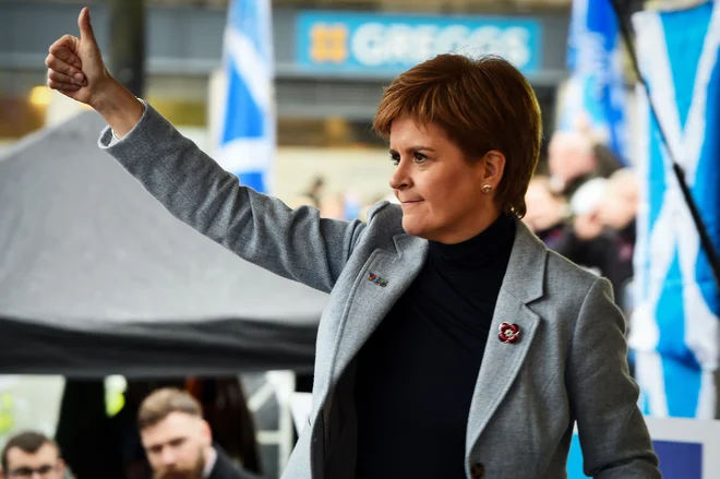 Udeležence je prvič po petih letih nagovorila škotska premierka Nicola Sturgeon, ki je poudarila, da je neodvisna Škotska na dosegu roke. FOTO: Andy Buchanan/Afp