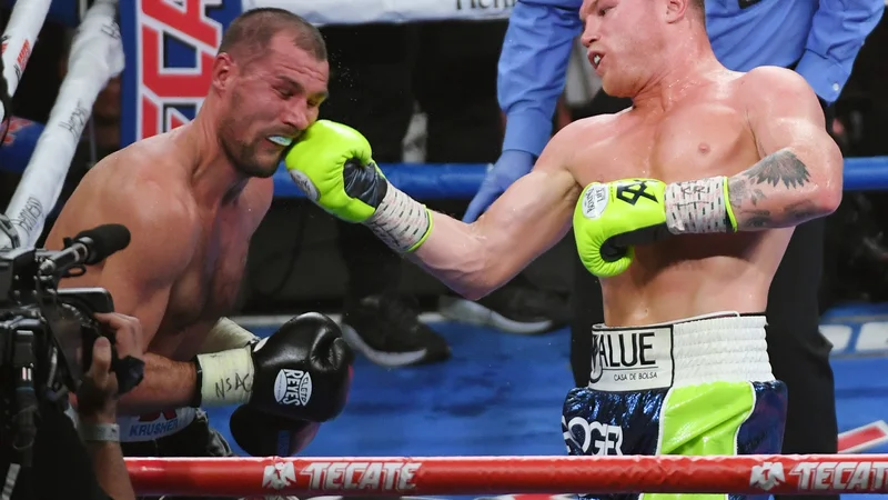 Fotografija: Saul Alvarez (desno) je v enajsti rundi dokončno zlomil odpor Sergeja Kovaljova. FOTO: AFP