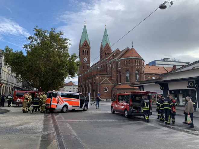 Evakuacija pred deaktivacijo druge letalske bombe se je začela ob 8. uri, zaradi zaprtja ulic prihaja do manjših zastojev. FOTO: Mariborinfo