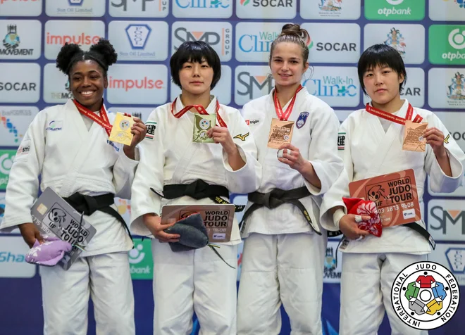 Kaja Kajzer (na fotografiji druga z desne) je navdušila v Perthu. FOTO: Gabriela Sabau/IJF