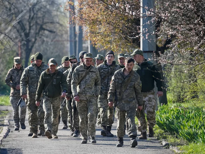 Umik vojske z razmejitvene črte je bil eden od ruskih pogojev za pripravo vrhunskega srečanja normandijske skupine držav. FOTO: Reuters