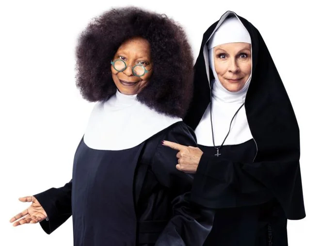 Whoopi Goldberg je v promocijskem videu za predstavo potrdila: &raquo;Da, originalna Deloris se vrača. Nekoliko starejša in zrelejša, a še vedno za akcijo.&laquo;<br />
Foto Promocijsko gradivo