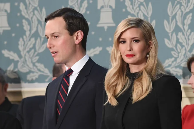 Zet in višji svetovalec ameriškega predsednika Jared Kushner s soprogo Ivanko. FOTO: Saul Loeb/AFP
