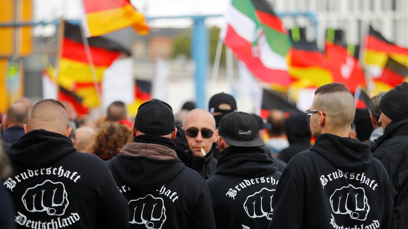 Fotografija: Člani skrajnodesničarskih skupin so čedalje bolj vidni na nemških ulicah. Na fotografiji so pripadniki neonacistične skupine Bratstvo Nemčije med nedavnim shodom v Berlinu. FOTO: Reuters