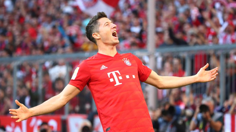 Fotografija: Lewandowski je v desetih krogih bundeslige za Bayern dosegel že 14 golov in postal prvi nogometaš v Nemčiji, ki je zadel prav na vseh uvodnih desetih tekmah sezone. FOTO: Reuters