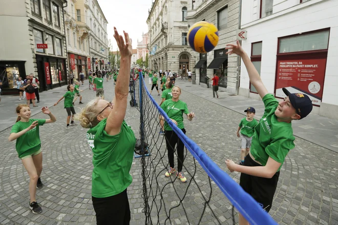 Med otroki in mladimi je odbojka ta hip najbolj priljubljen ekipni šport. FOTO: Leon Vidic/Delo