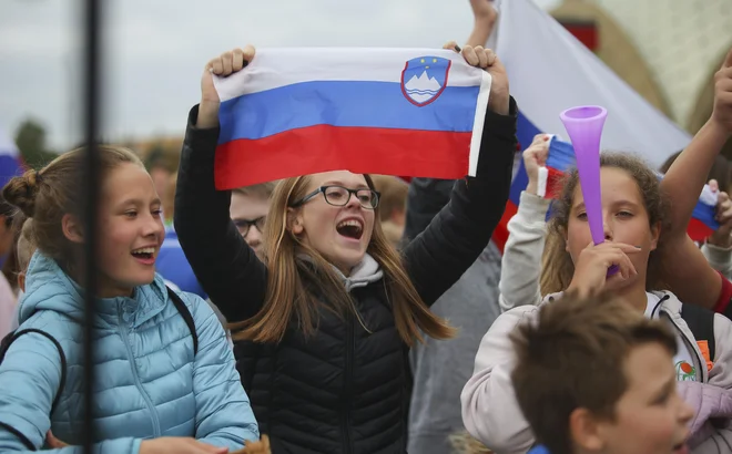 V Stožicah navijači, v domačem okolju obetavni odbojkarji. FOTO: Jože Suhadolnik/Delo