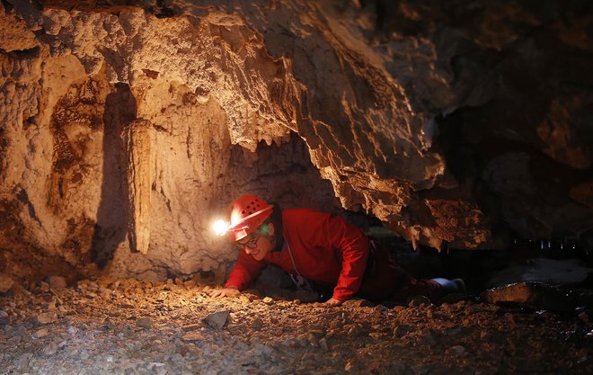 Delo jamarjev naj bi bilo predvsem raziskovanje, in ne čiščenje jam. FOTO: Blaž Samec/Delo