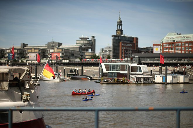 V Hamburgu je nujna vožnja z ladjico po rečnih rokavih in skozi pristanišče. FOTO: Jure Eržen