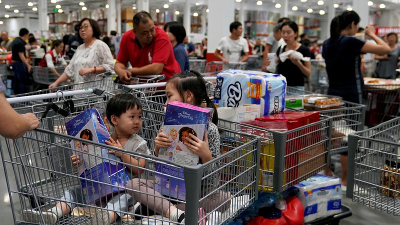 Fotografija: Kitajska je politiko enega otroka malce omilila šele leta 2015, torej nekaj let po tem, ko je postalo očitno, da se delovna sila zmanjšuje, da postaja dražja in tudi vse bolj zahtevna. FOTO: Reuters