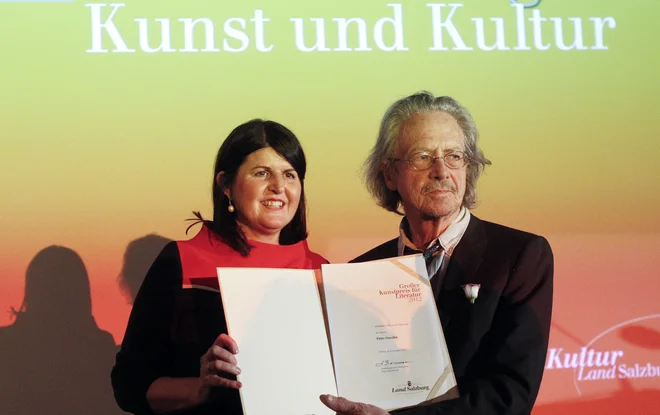 Peter Handke se z novinarji od pred kratkim ne pogovarja več. Zmotilo ga je, da ga sprašujejo o njegovem odnosu do Miloševića in premalo o tem, kaj je pisal. FOTO: Reuters