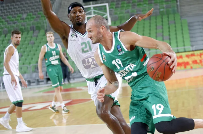 Marko Simonović in soigralci so v Stožicah zaman poskušali ustaviti Darušafako. FOTO: Roman Šipić