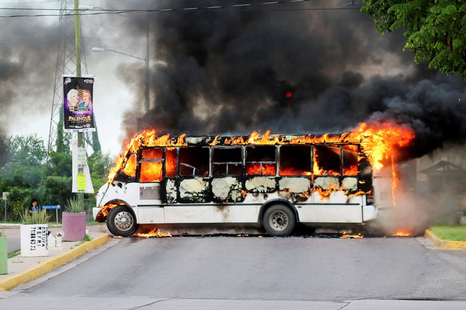 Goreč avtobus, s katerim so karteli zablokirali cesto. FOTO: Reuters